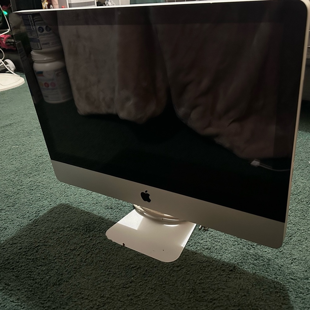 iMac nothing wrong with it everything works and is in good condition